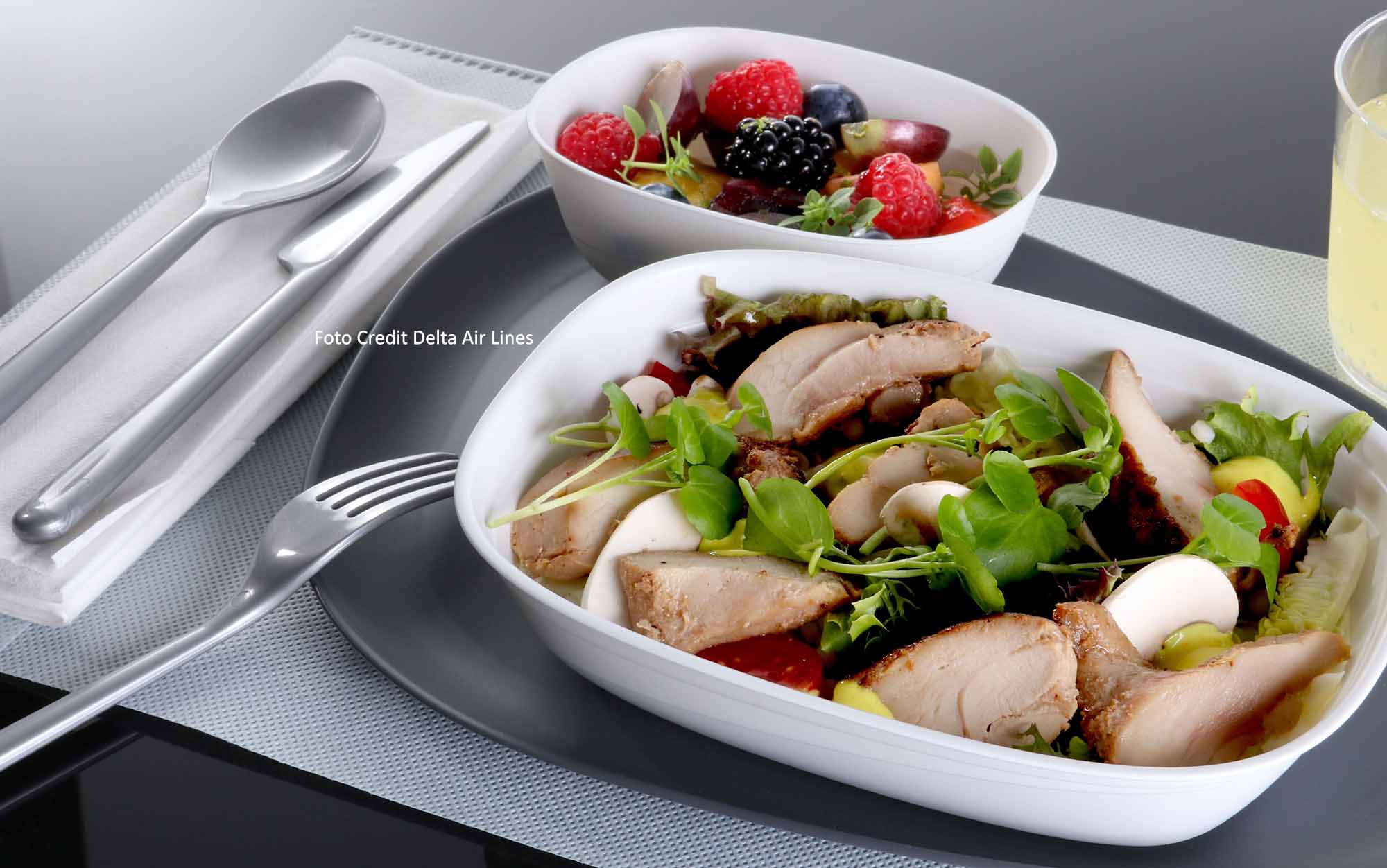 Das Standard-Geschirr durch geschmackvolles, individuell gestaltetes Servicegeschirr aus 30 Prozent biobasierten Materialien ausgetauscht, die auch neues Besteck umfassen. / Credit Delta Air Lines