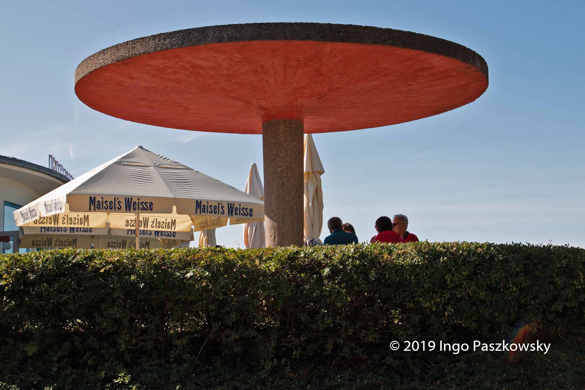 Ausflugsgaststätte Kornhaus: Weiße trinken unter dem Pilz. / Foto: Ingo Paszkowsky