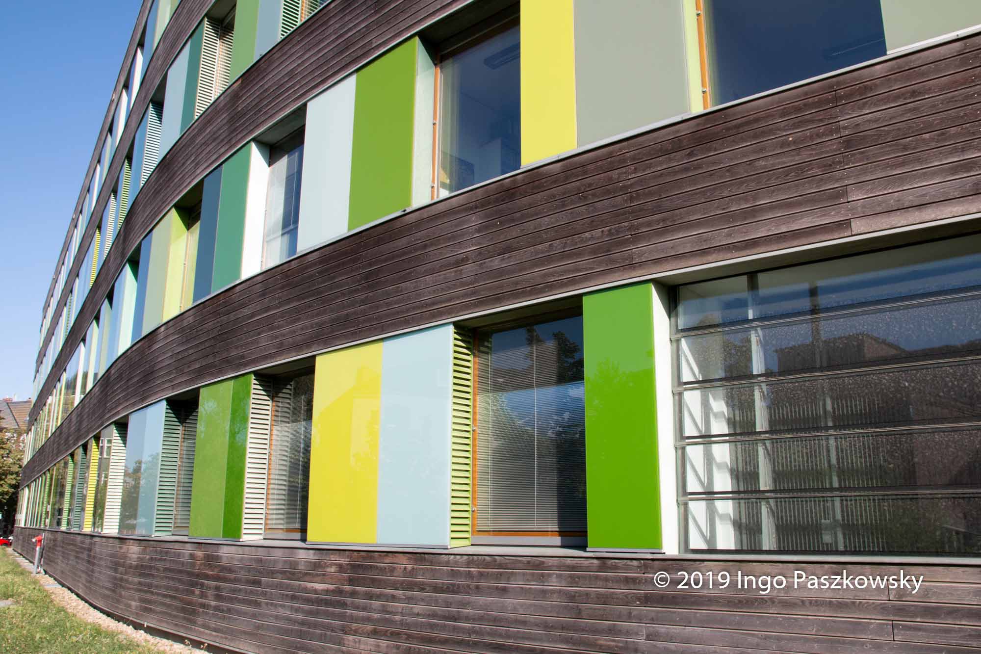 Die Farbgestaltung der Fassaden des Umweltbundesamt (UBA) ist Bauhaus-Einfluss. / Foto: Ingo Paszkowsky