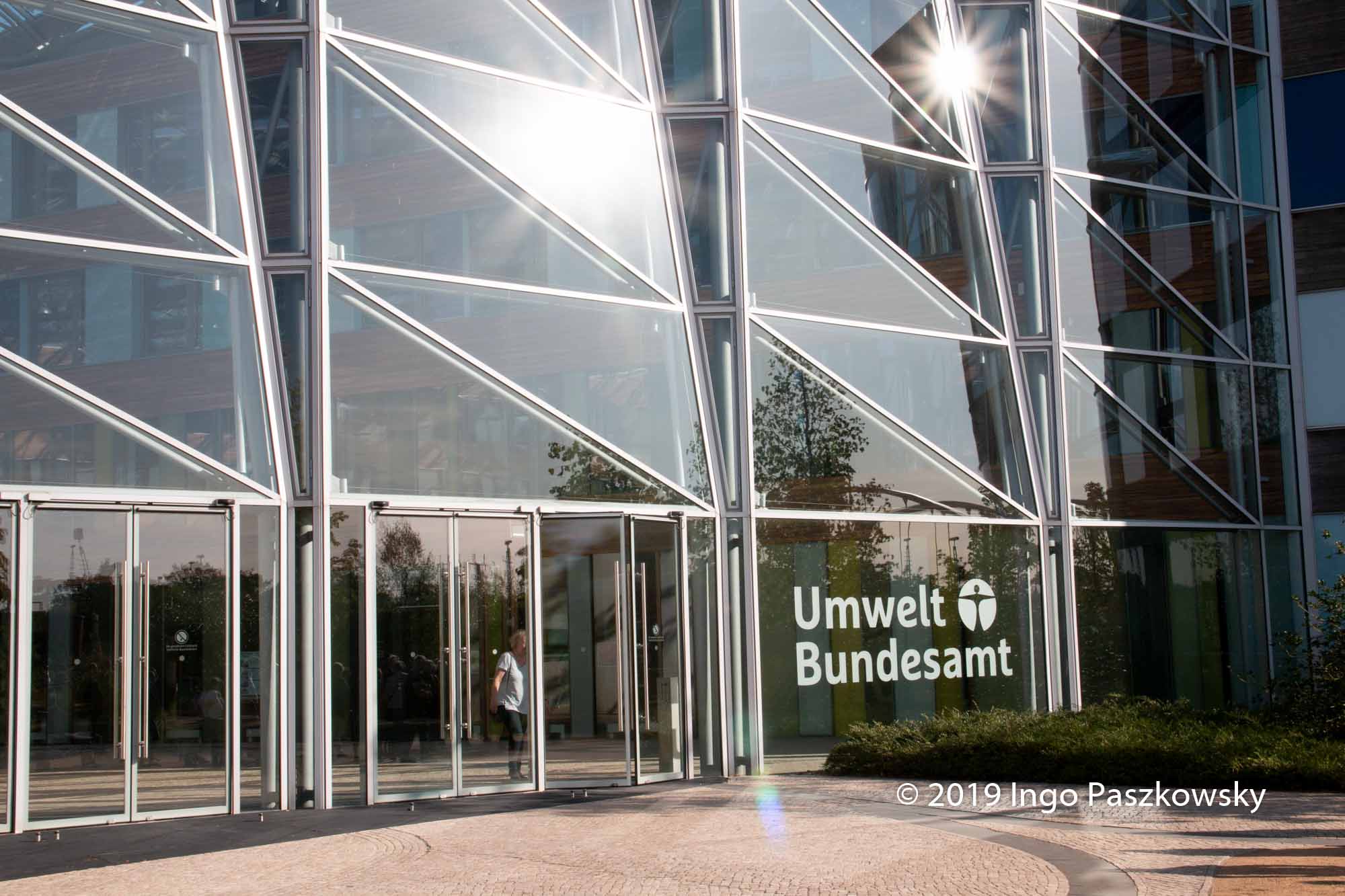 Umweltbundesamt: Der große überdachte Eingangsraum – das Forum – ist für alle öffentlich zugänglich. / Foto: Ingo Paszkowsky