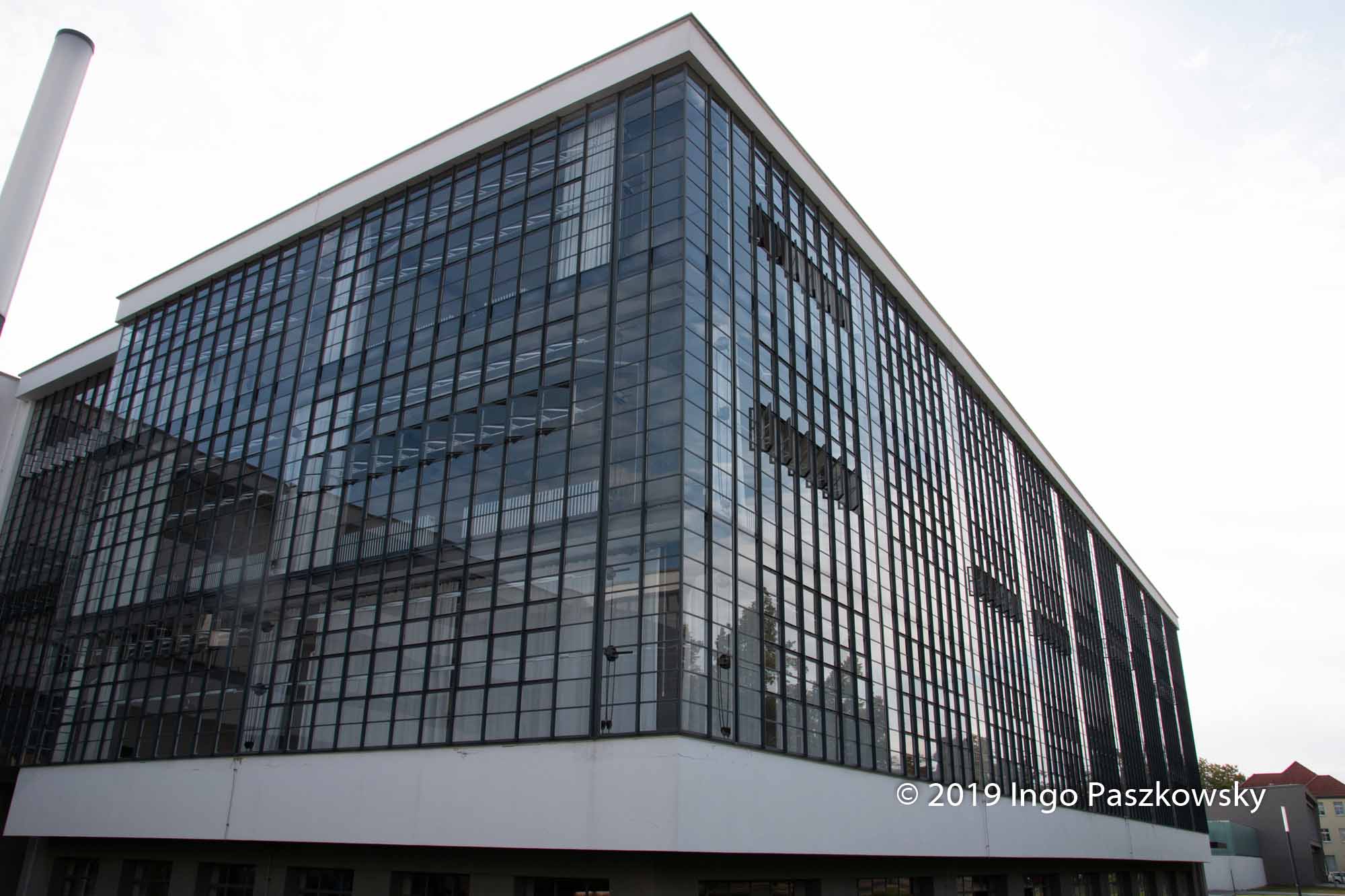 Zusammen mit den anderen Bauhausbauten in Dessau-Roßlau zählt das Bauhausgebäude heute zu den Ikonen der Architektur des 20. Jahrhunderts. / Foto: Ingo Paszkowsky