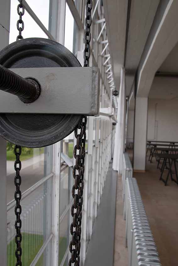 Bauhaus Dessau. Damit werden mehrere Fenster in Reihe geöffnet. / Foto: Ingo Paszkowsky