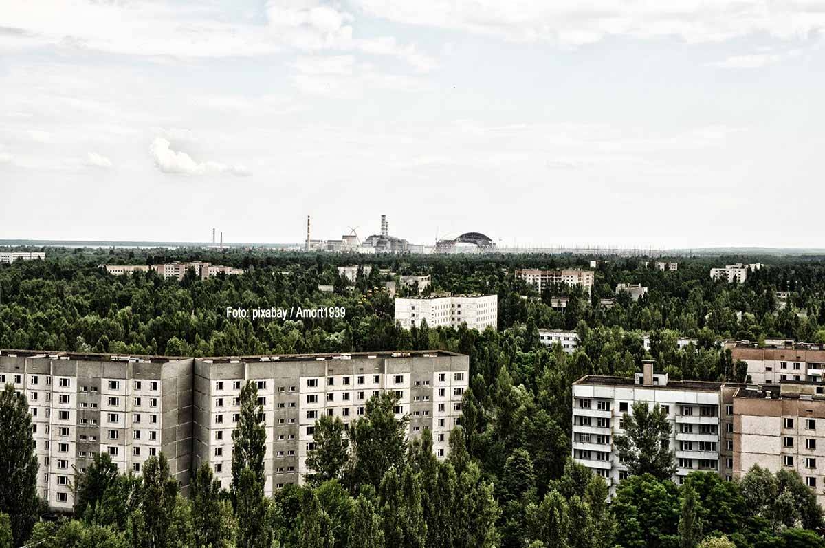 Geisterstadt Prypjat, im Hintergrund das Atomkraftwerk. Foto: pixabay / Amort1939