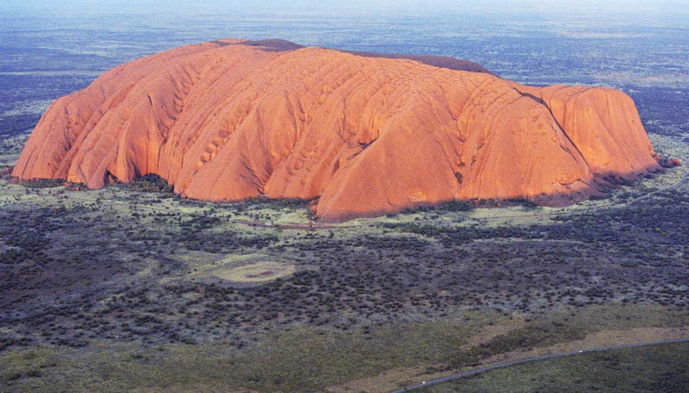 Der Uluru oder Ayers Rock liegt mitten im roten Zentrum Australiens. Foto: Ingo Paszkowsky