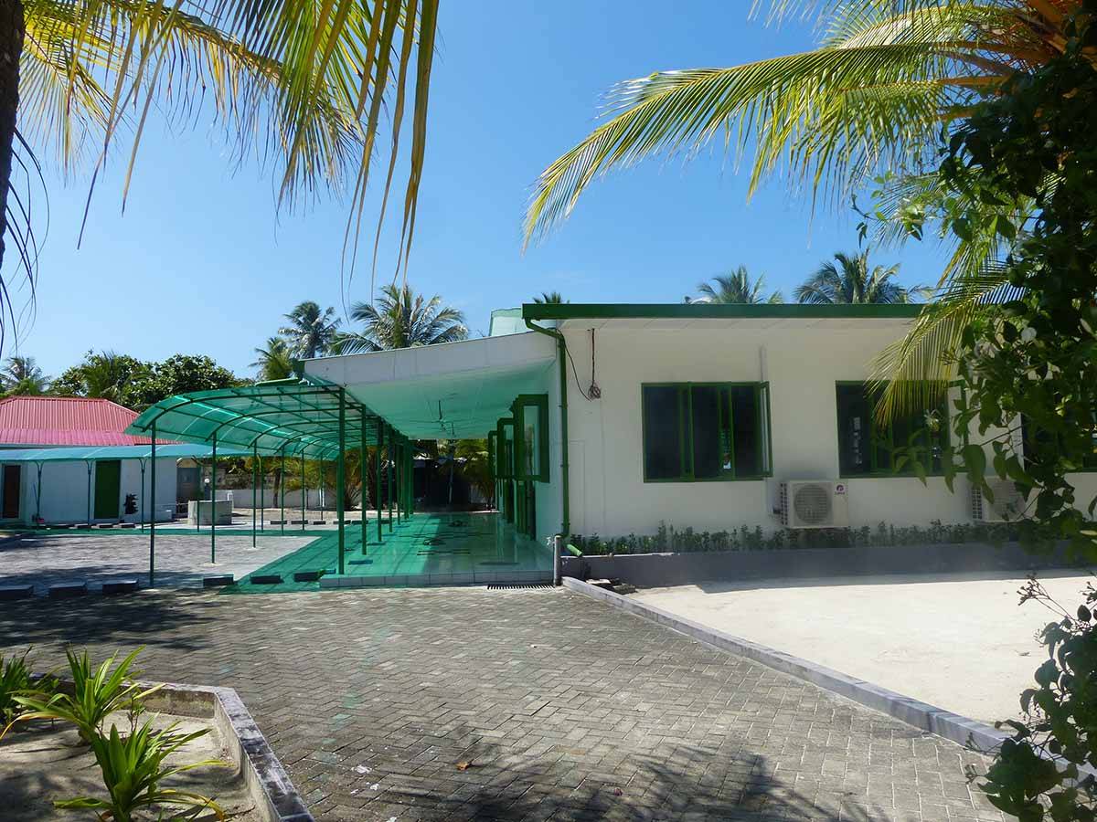 Dhangethi, Kommune mit 1000 Einwohnern und zwei Moscheen, getrennt nach Geschlechtern. Im Bild die größere Moschee für die Herren der Schöpfung. Foto: Ronald Keusch