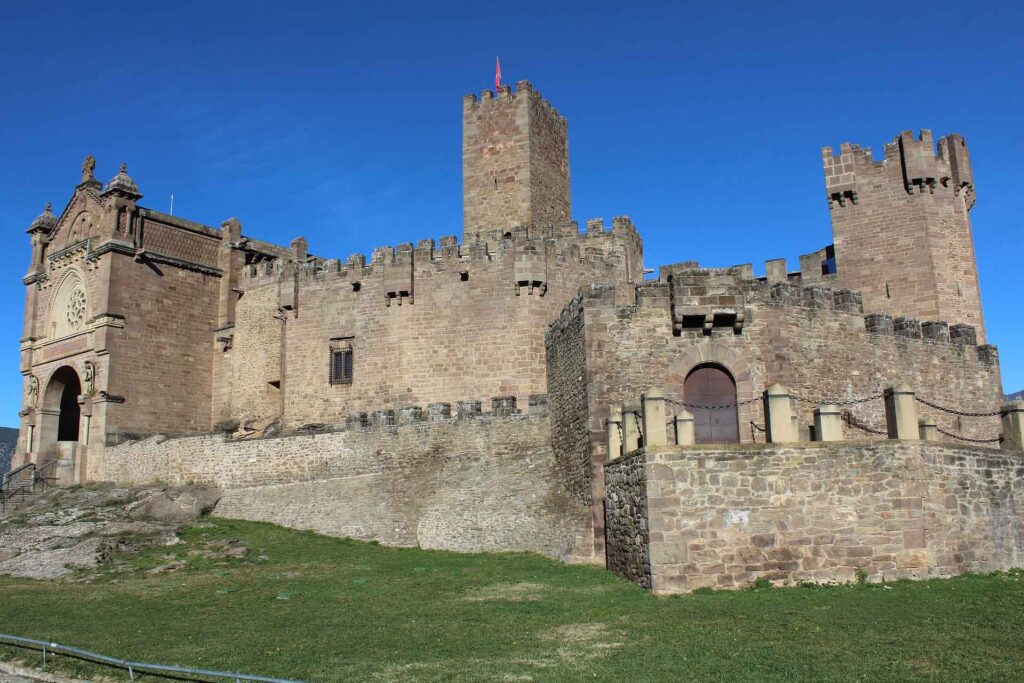 Mittelalterliche Burganlage aus hellem Stein mit Türmen und Festungsmauern in Navarra.
