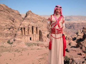 Die geheimnisvolle Petra in Jordanien 17 Die antike Stadt Petra im Süden des Landes gehört zu den Nationalschätzen Jordaniens. Sie wird häufig als achtes Weltwunder bezeichnet, ist UNESCO-Weltkulturerbe und die bei weitem bekannteste Touristenattraktion des Landes. Im Hintergrund das sogenannte Kloster („ad-Deir“) aus dem ersten Jahrhundert, das man über mehr als 800 aus dem Fels gehauene Stufen erreicht. Foto: Jordan Tourism Board