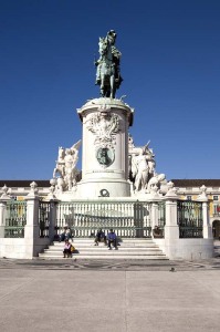 In der Platzmitte des Praça do Comércio befindet sich das Reiterstandbild von Jose I., ein Werk von Machado de Castro. José sieht auf den Tejo. Foto: Ingo Paszkowsky