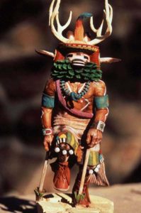 Hopi Arts Trail: Kunst und Kultur der Hopi in Arizona erleben 3 Kachina-Puppe. Kachinas werden als transzendentale Wesen begriffen, die sowohl Vorfahren, Tiere, Orte, Eigenschaften und Naturphänomene und Elemente wie Wasser und Wind repräsentieren. Foto: AOT
