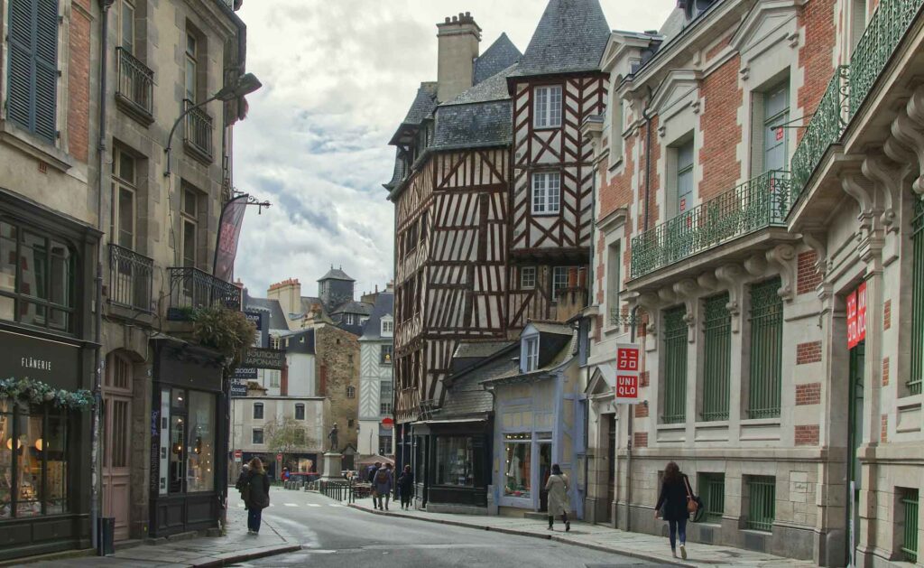 Straßenszene in Rennes mit historischen Fachwerkhäusern und alten Stadtfassaden in der Bretagne.