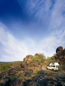 Mit einem Bushcamper kommt man fast überall hin. Wer allerdings fernab von Siedlungen im Outback unterwegs ist, sollte zwei Reserve-Reifen dabei haben und körperlich fit sein. So ein Rad bringt etliche Kilo auf die Waage. Foto: Tourism Queensland.