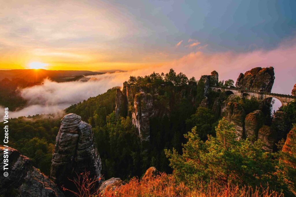 Kunst ist in Portugal allgegenwärtig - ein Erlebnisbericht 38 Basteibrücke zwischen Sandsteinfelsen im Licht des Sonnenaufgangs. Nebel zieht über das bewaldete Tal in der Sächsischen Schweiz.