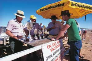 Am 6. und 7. September werden die Pferde für den jährlichen „Birdsville Racing Carnival“ gesattelt. Foto: Tourism Queensland