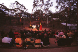 Besucher der „Opera in the Outback“ können auch direkt im Busch übernachten. Foto: Tourism Queensland