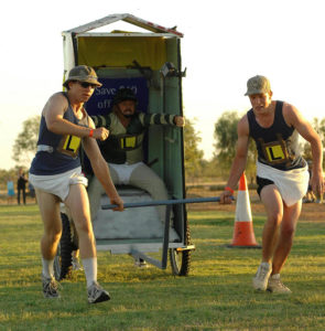 Das Highlight in Winton ist das alljährliche Plumpsklo-Rennen – das „Australian Dunny Derby“. Foto: Tourism Queensland