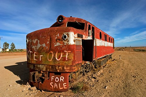 The Ghan – eine Ikone auf Schienen 3 Alte Diesellok ist ein Wrack