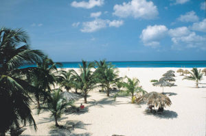 Weihnachten in Aruba bei Blasmusik und Sonnenschein 23 52 Wochen Sonnenschein – fast täglich gleichbleibend warme 28 Grad, durchschnittlich weniger als 60 Zentimeter Niederschlag im Jahr, niedrige Luftfeuchtigkeit und stets eine leichte Brise. Foto: Aruba Tourism Authority