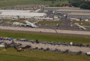 Auch aus der Luft ist die Schlange vor dem 48. Emirates A380 gut zu erkennen. Foto: ILA