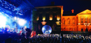 Belsonic rockt in der umtriebig schönen Stadtatmosphäre des Custom House Square in Belfasts historischem Cathedral Quarter richtig gut. Foto: Tourism Ireland