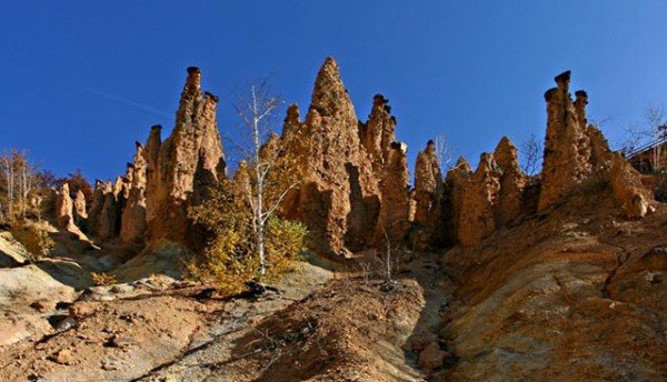 Die Teufelsstadt in Serbien lockt mit zwei Naturphänomenen 3 Die zwei bis 15 Meter hohen „Türme“, wie die Einheimischen die Erdpyramiden nennen, weisen einen mittleren Durchmesser von einem Meter auf und sind an der Basis bis zu sechs Meter breit. Foto: NTOS