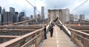 zu Fuß von Brooklyn nach Manhattan - die Brooklyn Bridge