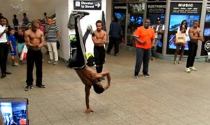 Freestyle Breakdance unterm Time Square - Akrobatik im Untergrund