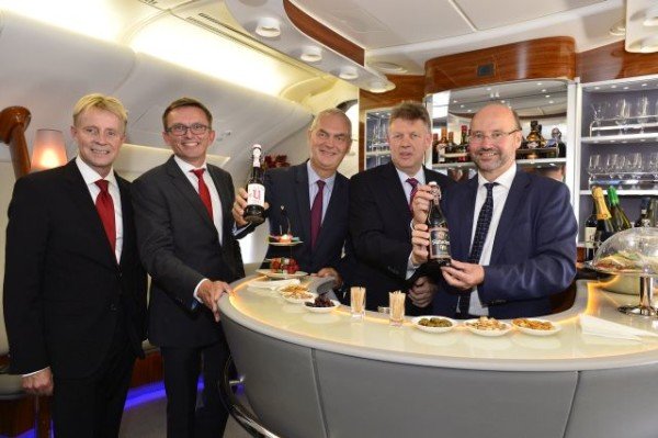 Zum Emirates A380-Start in Düsseldorf gibt es auf der Strecke nach Dubai für eine Woche Altbier in der Bord-Lounge im Oberdeck. Foto: Emirates