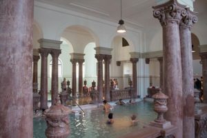 Die Tiefe des artesischen Brunnens im Széchenyi Heilbad liegt bei 960 Metern. 760 Kubikmeter des 73 °C heißen Heilwassers sprudeln stündlich aus dem Brunnen. Foto: Ingo Paszkowsky