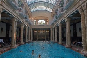 Insgesamt finden sich im Gellért Bad drei Außenbecken und zehn Innenbecken mit Wassertemperaturen zwischen 26 und 38 °C. Foto: Ingo Paszkowsky
