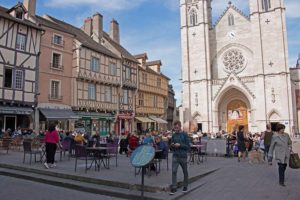 Die Stadt Chalon-sur-Saône verfügt über zahlreiche historische Gebäude. Foto: Ingo Paszkowsky