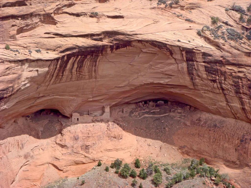 Spektakuläre Bauwerke der Ureinwohner in Arizona 4 Alte Felswohnungen im Canyon de Chelly National Monument in Arizona, eingebettet unter einer gewaltigen Sandsteinüberhangwand.