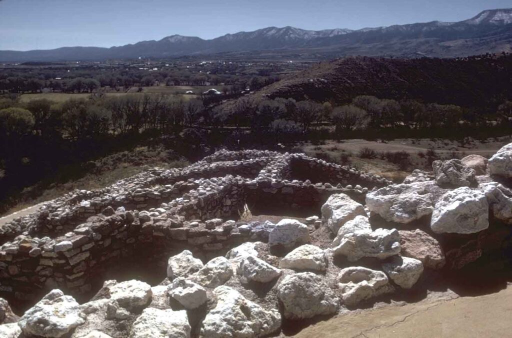 Spektakuläre Bauwerke der Ureinwohner in Arizona 3 Steinruinen des Tuzigoot National Monument in Arizona, ein ehemaliges Pueblo der Sinagua-Kultur, mit weitem Blick über das Tal und die umliegenden Berge.
