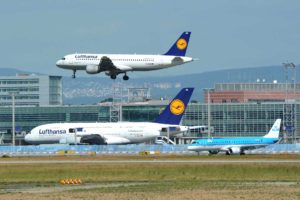 Sitzplatzkonfiguration der Lufthansa-"Doppeldecker" Airbus A380, Boeing 747-8 und Boeing 747-400 6 A380 und A320 der Lufthansa. Neben der Langstrecke verfügt nun bald auch die gesamte Kurz- und Mittelstrecke der Lufthansa-Gruppe über Internet-Zugang. Foto: Lufthansa