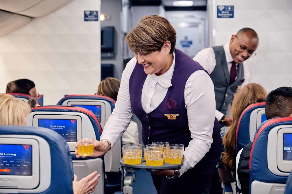 Kurz nach Erreichen der Reiseflughöhe servieren die Flugbegleiter den Gästen der Main Cabin einen Willkommensdrink zum Auftakt ihrer Reise. Hierbei handelt es sich um einen italienischen Klassiker: den Bellini, eine Kombination aus Sekt und Pfirsichnektar. / Credit Delta Air Lines / Peter Garritano