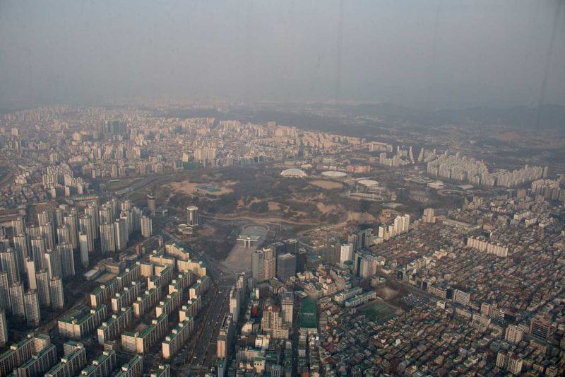 Seoul: Lotte World Tower mit Superlativen - im Himmel übernachten 11 Blick vom Lotte World Tower auf die Mega-City Seoul. Foto: Ingo Paszkowsky