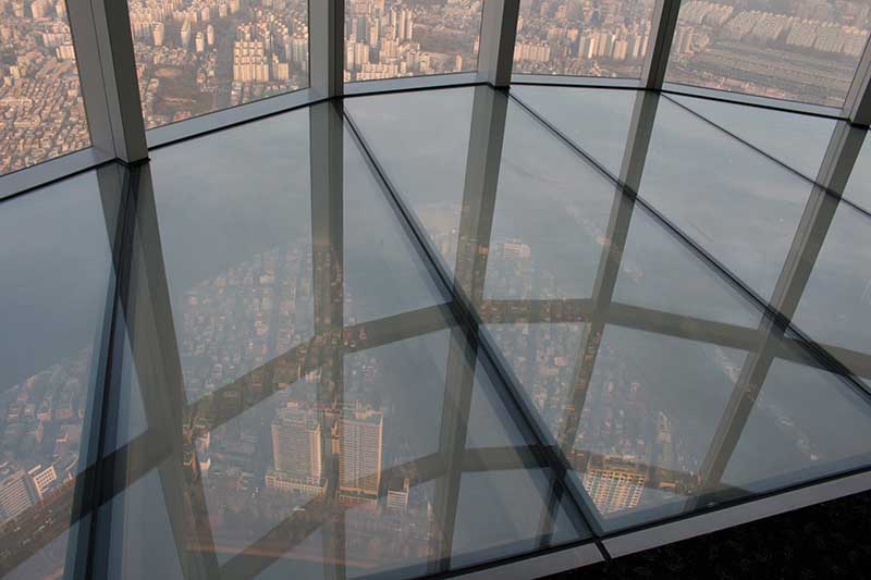 Seoul: Lotte World Tower mit Superlativen - im Himmel übernachten 12 Glasboden in der Aussichtsplattform im Lotte World Tower. Jeder traut sich dort nicht rauf. Foto: Ingo Paszkowsky