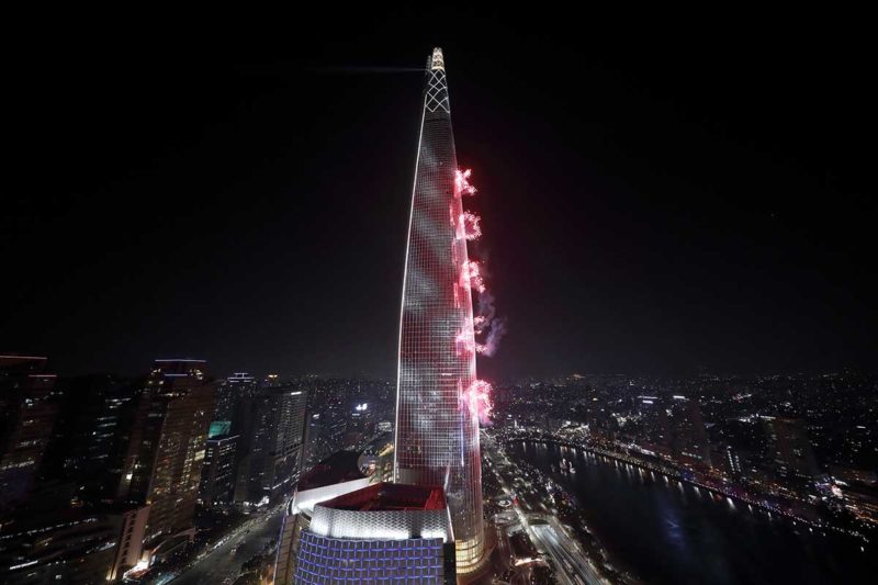 Seoul: Lotte World Tower mit Superlativen - im Himmel übernachten 6 Lotte World Tower im Feuerwerk