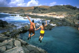 Für willkommene Erfrischung sorgt ein Sprung in den Conchi, den natürlichen Pool, der wie ein von der Natur geschaffener Infinity Pool über den Ozean ragt. Foto: Aruba Tourism Authority / Fernando Arroniz