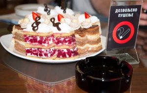 Rauchen verboten oder gestattet? Ein kleiner Auszug der Kuchenauswahl im Café Moskau in Belgrad. Foto: Ingo Paszkowsky