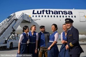 Lufthansa-Mitarbeiter in Tracht vor dem Lufthansa Airbus A350-900 Stuttgart