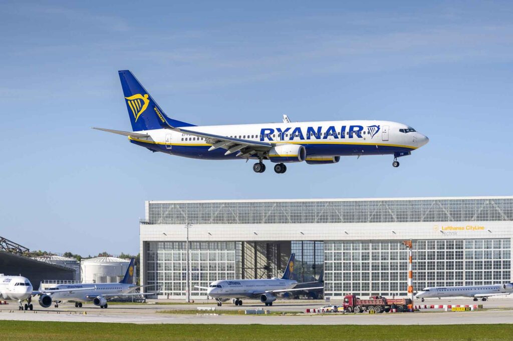 Tarife und Gepäckrichtlinien bei Ryanair 3 Tarife und Gepäckrichtlinien bei Ryanair. Flugzeug von Ryanair vor der Landung