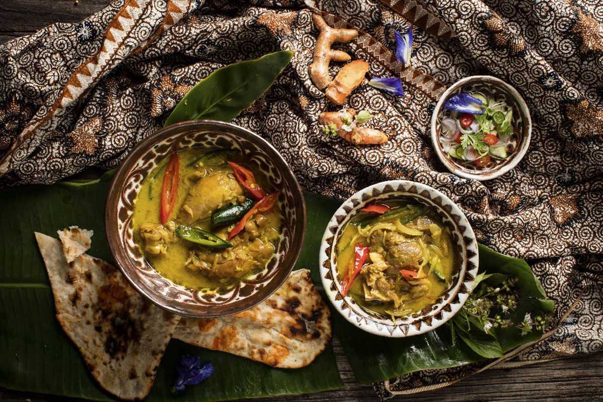 Thai Green Curry with Chicken and Plain Naan