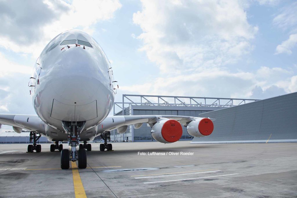 "Eingemottet": A380 D-AIMB LHT Frankfurt geparkt mit Engine Cover / Foto: Lufthansa / Oliver Roesler