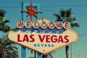 Wie Glücksspiel Reiseentscheidungen beeinflusst 21 Tafel mit der Beschriftung Welcome to Fabulous Las Vegas Nevada