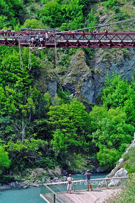Langstrecke mit 16: Was Familien vor dem ersten Flug nach Neuseeland wissen sollten 4 KAWARU Suspension Bridge - freier Fall. Foto: Ingo Paszkowsky