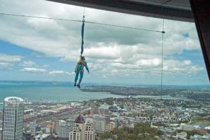 Sky Jump in Auckland: Gleich beginnt der freie Fall. Foto: Ingo Paszkowsky