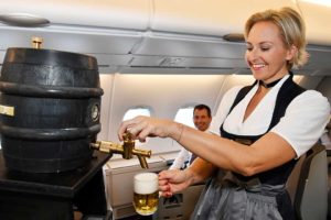 Frisch gezapftes Bier an Bord der Business Class einiger Luftansa-Flüge. Foto: Lufthansa / Alex Tino Friedel