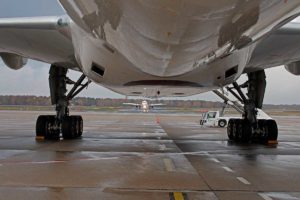 Flughafen Tegel: Unter dem Rumpf der B777-300ER von Qatar Airways. Im Hintergrund wartet eine Maschine auf die Starterlaubnis.Foto: Ingo Paszkowsky
