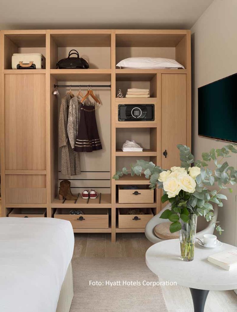 Hotelzimmer mt Kleiderschrank