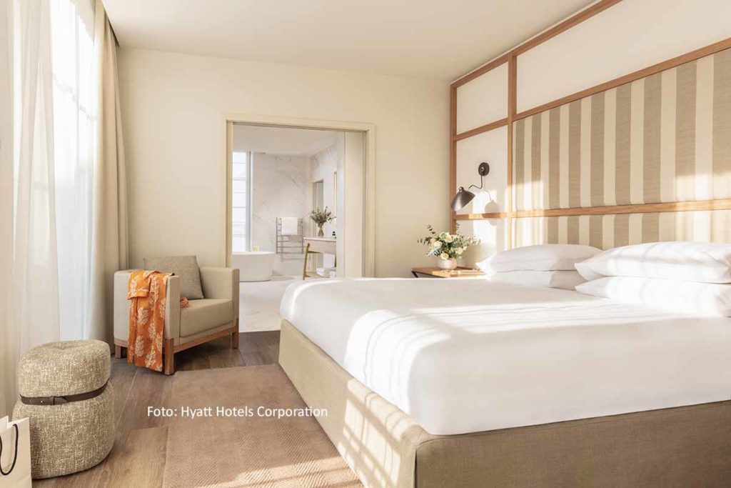 Hyatt Regency Chantilly. Schlafzimmer mit Übergang zum Bad